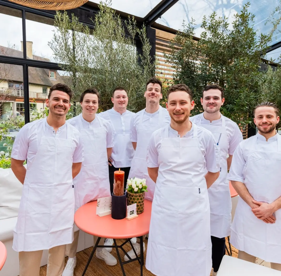 Amuse geserveerd op een schaal met gedroogde pepers