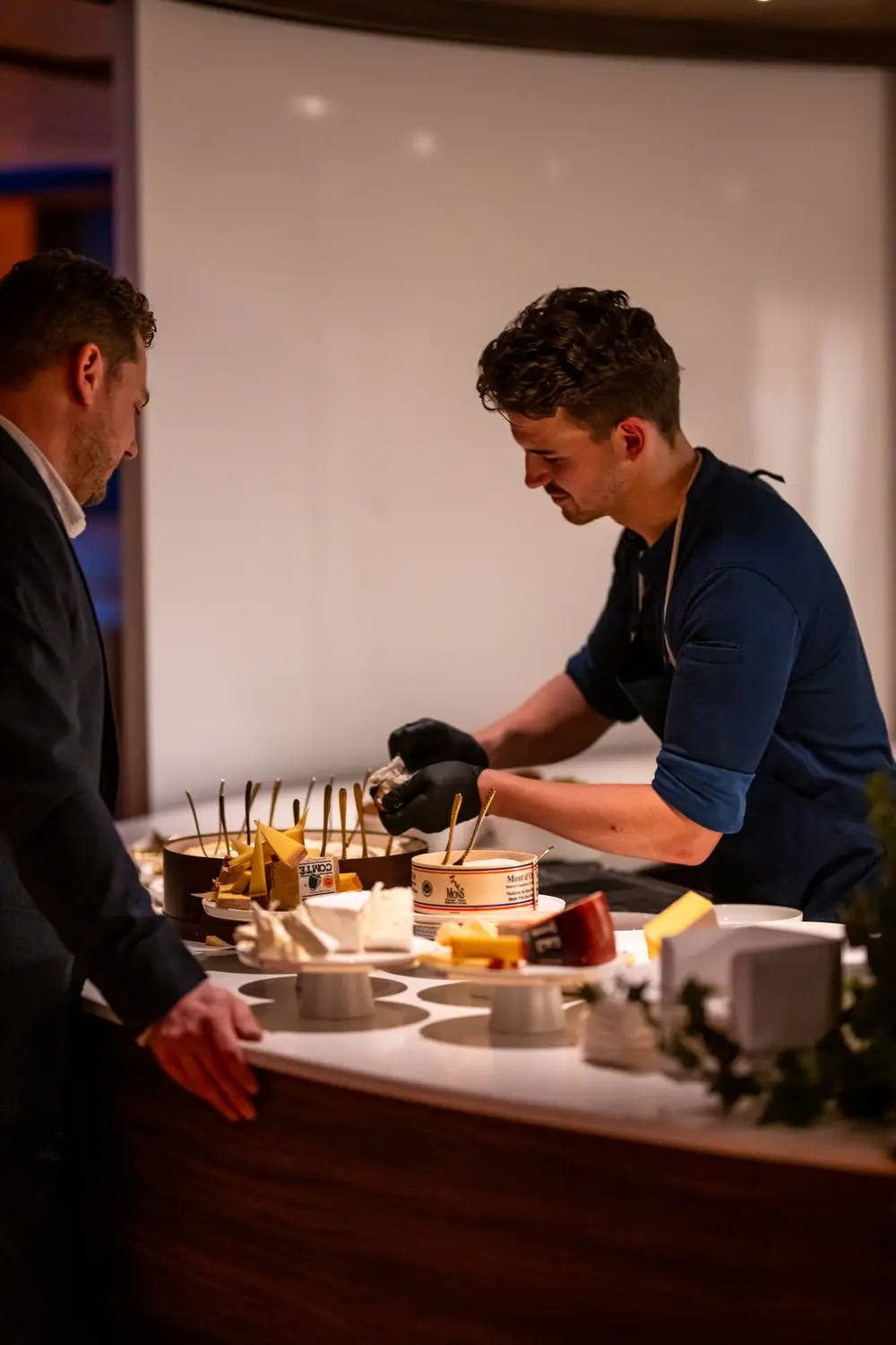 Kaasbuffet wordt uitgeserveerd tijdens een avondevent